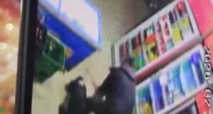 Gradonačelnik Niša Dragoslav Pavlović sprečio razbojništvo – napadač pretio pištoljem i mačetom Dragoslav Pavlović razoružavanje napadača