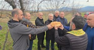 Orezivanjem vinove loze Gornjotrnavci obeleželi Svetog Trifuna – zaštitnika vinogradara Rezanje kolača povodom Svetog Trifuna