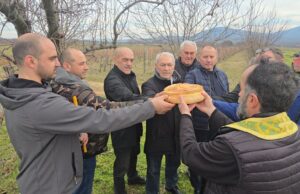 Orezivanjem vinove loze Gornjotrnavci obeleželi Svetog Trifuna – zaštitnika vinogradara Rezanje kolača povodom Svetog Trifuna