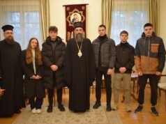 Eparhija niška uručila stipendije studentima iz porodica sa više članova Mitropolit niški Arsenije sa dobitnicima stipendija