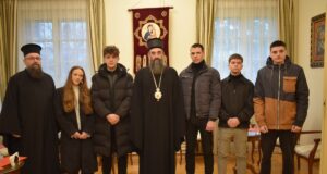 Eparhija niška uručila stipendije studentima iz porodica sa više članova Mitropolit niški Arsenije sa dobitnicima stipendija