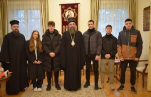 Eparhija niška uručila stipendije studentima iz porodica sa više članova Mitropolit niški Arsenije sa dobitnicima stipendija