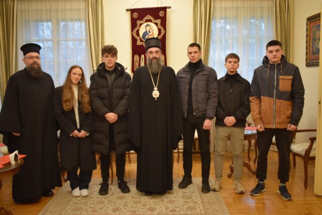 Mitropolit niški Arsenije sa dobitnicima stipendija