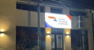 Peti napad na prostorije Pokreta za narod i državu u Nišu više nije ni incident ni vandalizam – ovo je otvoreno političko nasilje, pokušaj terora nad ljudima koji ne pristaju da ćute. Pokret za narod i državu