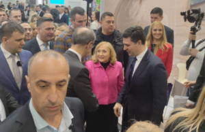 Premijer Macut posetio štand TON-a i Instituta „Niška Banja“ Premijer Đuro Macuta na štandu TON-a i Instituta Niška Banja