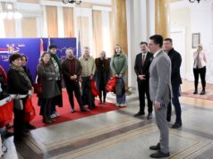 Srednjoškolci iz Holandije, Hrvatske i Grčke u Nišu, obišli Gradsku kuću i upoznali se sa gradonačelnikom Niša Dragoslavom Pavlovićem.