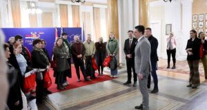 Srednjoškolci iz Holandije, Hrvatske i Grčke u Nišu, obišli Gradsku kuću i upoznali se sa gradonačelnikom Niša Dragoslavom Pavlovićem. Srednjoškolci iz Holandije, Hrvatske i Grčke u Nišu