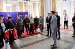 Srednjoškolci iz Holandije, Hrvatske i Grčke u Nišu, obišli Gradsku kuću i upoznali se sa gradonačelnikom Niša Dragoslavom Pavlovićem. Srednjoškolci iz Holandije, Hrvatske i Grčke u Nišu