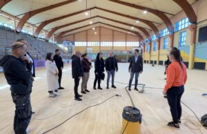 Unapređenje infrastrukture u OŠ „Dušan Radović“ – sportska sala dobija nov parket