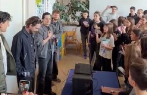 Lavina u školi gde je sve počelo. Dok se spremaju za Evroviziju, članovi benda posetili mališane u OŠ „Kole Rašić” Bend Lavina u OŠ Kole Rašić