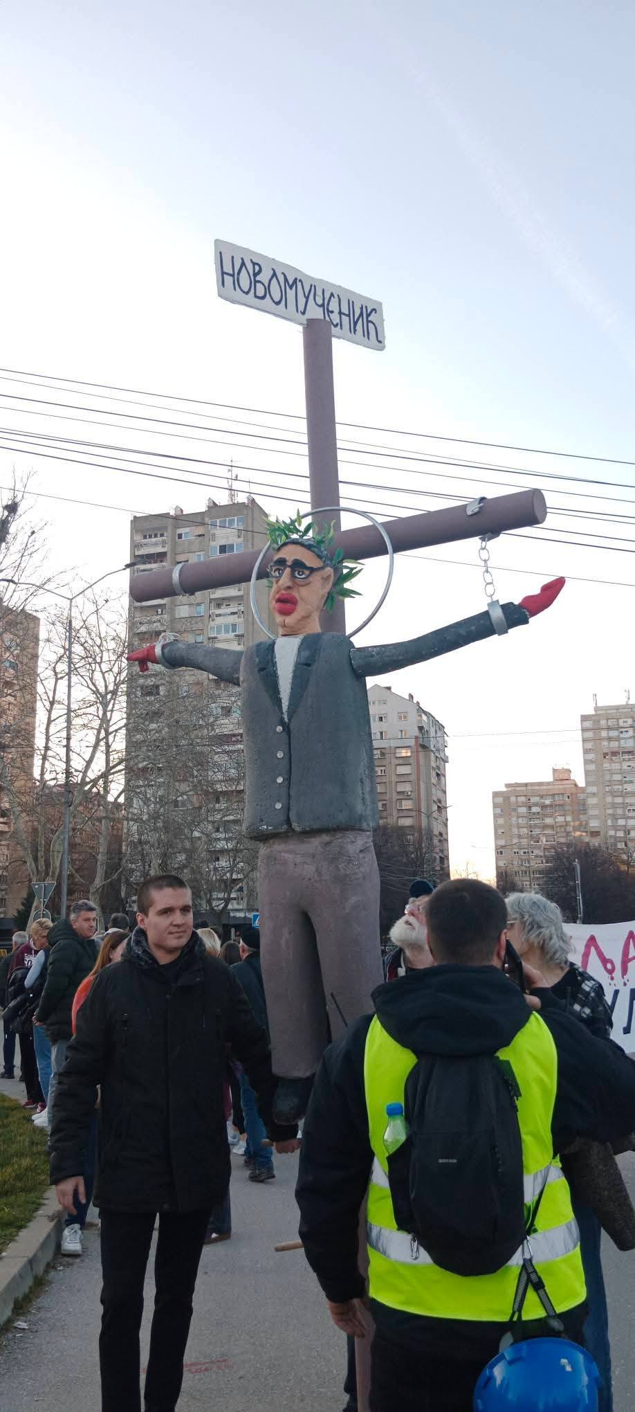 Improvizovana lutka predsednika Srbije Aleksandra Vučića, okačenu na krst sa natpisom „Novomučenik”