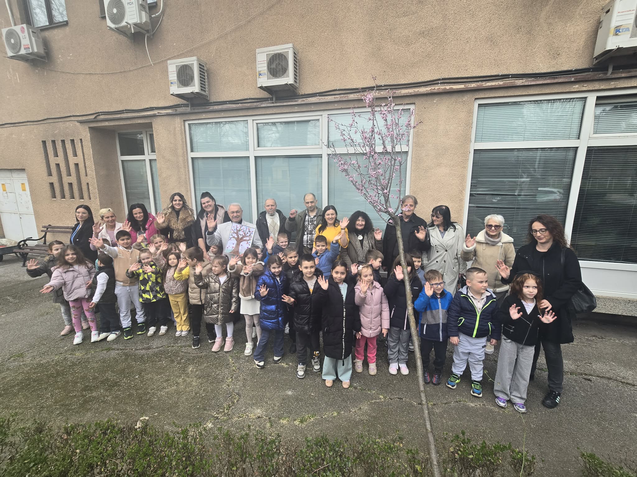 Mališani iz vrtića Sunce, predstavnici udrušenje Slava i rukovodtsvo GO Crveni Krst