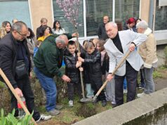Mališani zasadili „drvo života” i stihovima dočekali proleće Mališani zasadili drvo života