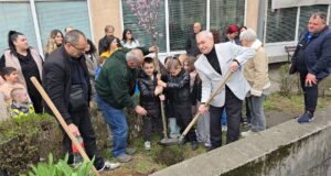 Mališani zasadili „drvo života” i stihovima dočekali proleće Mališani zasadili drvo života