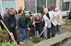 Mališani zasadili „drvo života” i stihovima dočekali proleće Mališani zasadili drvo života