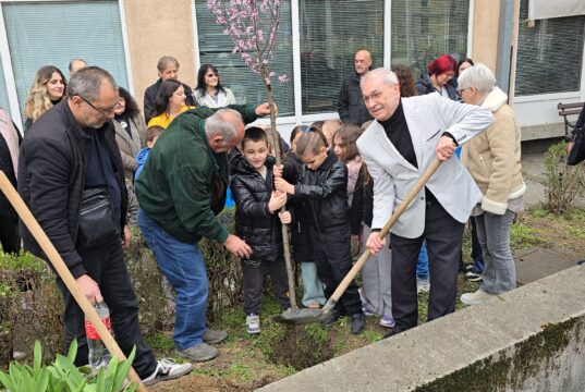 Mališani zasadili „drvo života” i stihovima dočekali proleće Mališani zasadili drvo života