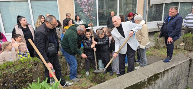 Mališani zasadili drvo života