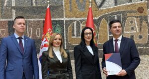 Niš dobija potpuno novi sportski teren sa tribinama i reflektorima Potpisivanje ugovora za novi sportski teren sa tribinama i reflektorima