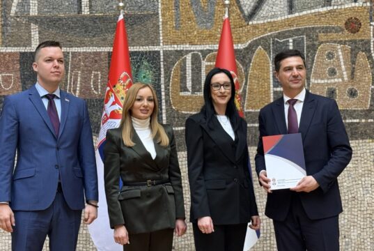 Niš dobija potpuno novi sportski teren sa tribinama i reflektorima Potpisivanje ugovora za novi sportski teren sa tribinama i reflektorima