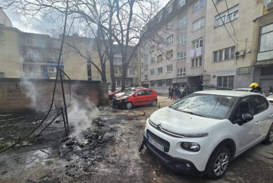 Požar iz kontejnera zahvatio i dva automobila Požar Nade Tomić 25