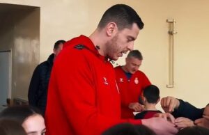 Rukometaši Srbije delili ulaznice u školama i gradskom prevozu za večerašnji meč u Čairu Rukometaši Srbije delili ulaznice u školama i gradskom prevozu