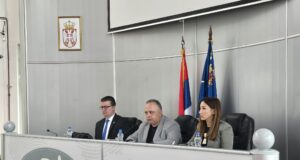 Skupština počela minutom ćutanja, pa usledila žustra rasprava. Na dnevnom redu subvencije za vrtiće, strategija za mlade, planovi… Skupština Grada Niša