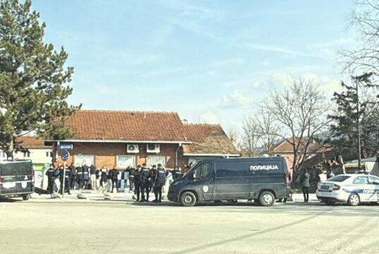 VANDALIZAM U BRZOM BRODU: Mladići polili autobus farbom, policija opkolila centar naselja Vandalizam u Brzom Brodu