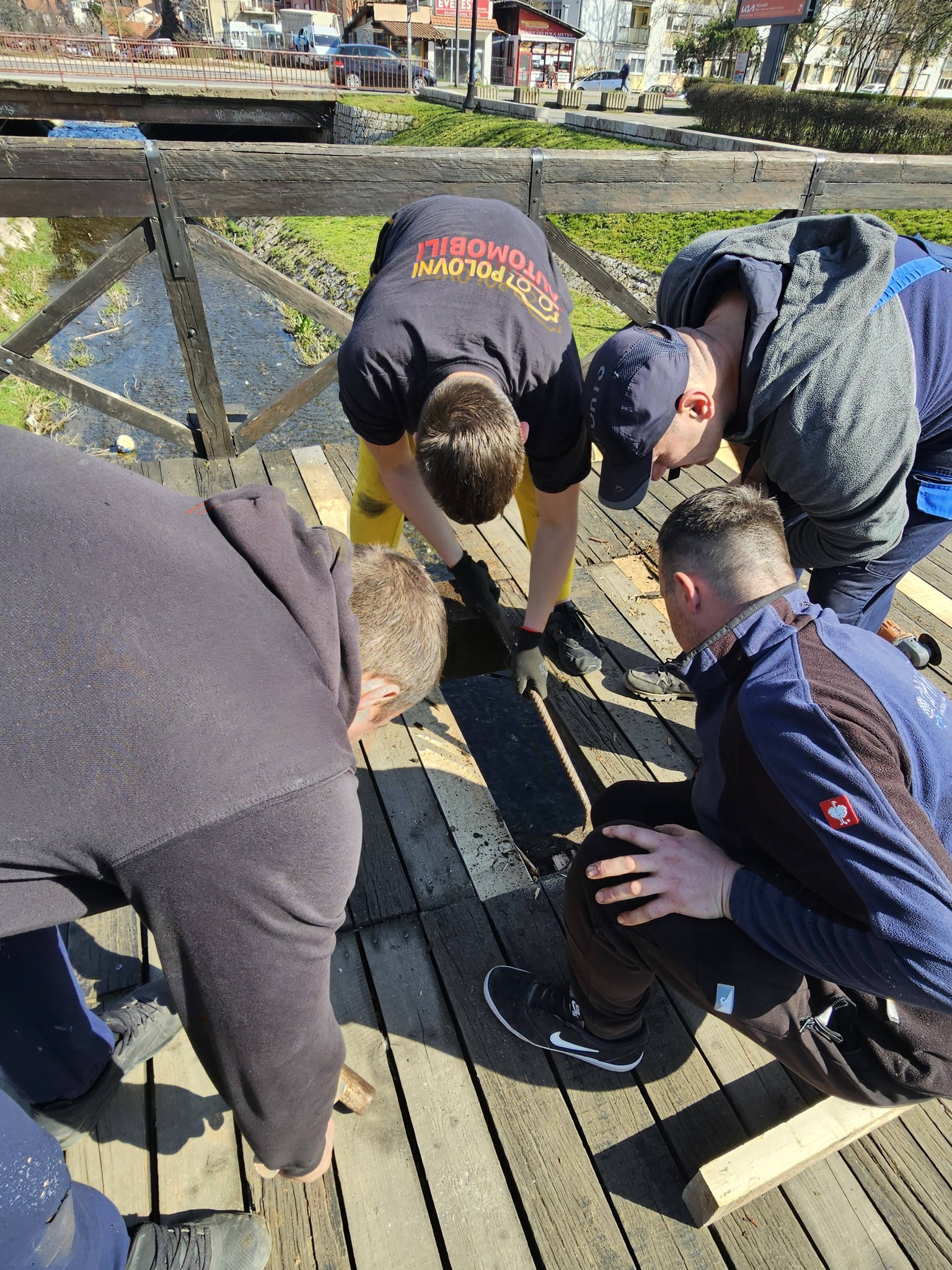Volonteri sanirali mostić preko Gabrovačke reke kod Ćele kule
