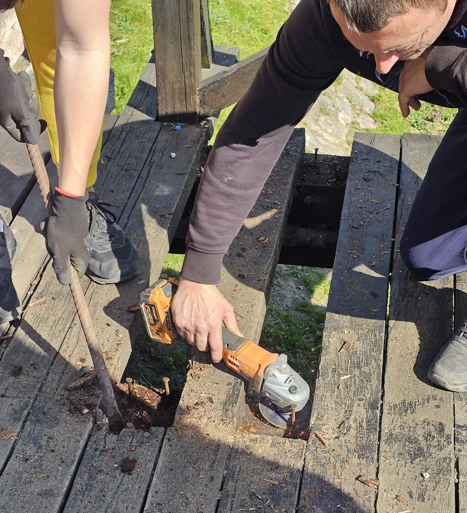 Volonteri sanirali mostić preko Gabrovačke reke kod Ćele kule