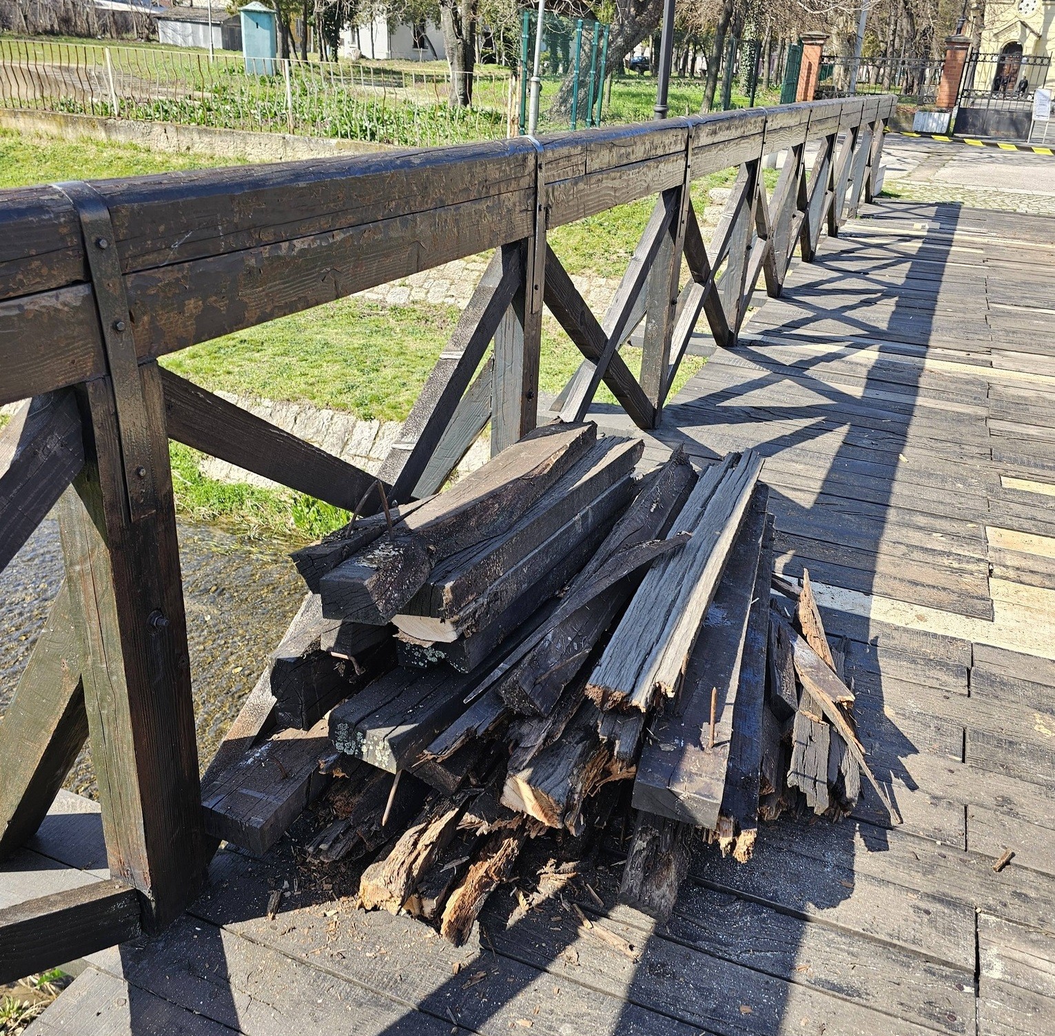 Volonteri sanirali mostić preko Gabrovačke reke kod Ćele kule