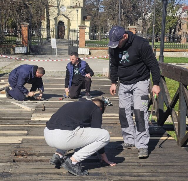 Volonteri sanirali mostić preko Gabrovačke reke kod Ćele kule