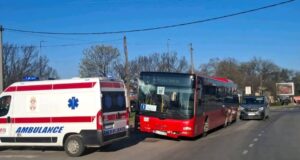Autobus udario u stajalište na Trošarini Autobus saobraćajna nezgoda