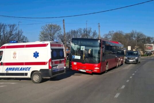 Autobus udario u stajalište na Trošarini Autobus saobraćajna nezgoda
