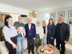 Bogdan, prva prolećna beba u Crvenom Krstu, darovana zlatnikom i sa 150.000 dinara Bogdan, prva prolećna beba u Crvenom Krstu