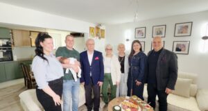 Bogdan, prva prolećna beba u Crvenom Krstu, darovana zlatnikom i sa 150.000 dinara Bogdan, prva prolećna beba u Crvenom Krstu