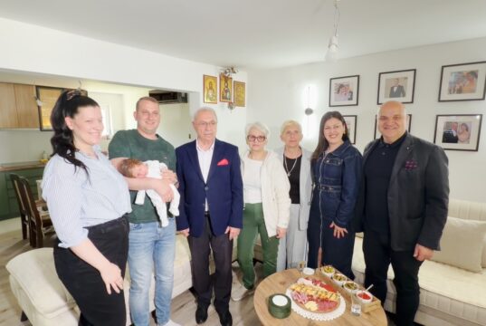 Bogdan, prva prolećna beba u Crvenom Krstu, darovana zlatnikom i sa 150.000 dinara Bogdan, prva prolećna beba u Crvenom Krstu