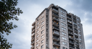 Muškarac poginuo nakon pada sa zgrade u Nišu