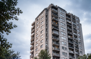 Muškarac poginuo nakon pada sa zgrade u Nišu Hitna pomoć