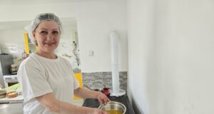 Napustila fabriku i otvorila svoju pekaru. Dragana iz Niša neguje tradiciju i pomaže onima koji nemaju Dragana Savić priprema domaćeg hleba