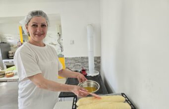 Napustila fabriku i otvorila svoju pekaru. Dragana iz Niša neguje tradiciju i pomaže onima koji nemaju Dragana Savić priprema domaćeg hleba