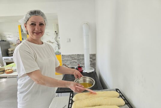 Napustila fabriku i otvorila svoju pekaru. Dragana iz Niša neguje tradiciju i pomaže onima koji nemaju Dragana Savić priprema domaćeg hleba