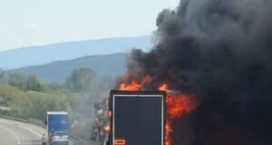 Zapalio se kamion sa belom tehnikom na auto-putu kod Aleksinca