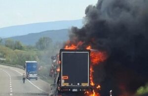 Zapalio se kamion sa belom tehnikom na auto-putu kod Aleksinca Zapalio se kamion sa belom tehnikom
