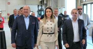 Vrh rukovodstva Palfingera posetio fabriku u Nišu RukovodstvO Palfingera i ministarka Adriana Mesarović