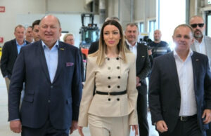 Vrh rukovodstva Palfingera posetio fabriku u Nišu RukovodstvO Palfingera i ministarka Adriana Mesarović