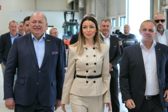 Vrh rukovodstva Palfingera posetio fabriku u Nišu RukovodstvO Palfingera i ministarka Adriana Mesarović