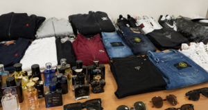 Zaplenjena roba vredna milion dinara. Kod Nišlijke pronađeni falsifikati odeće, parfema i naočara Garderoba, parfemi, naočare