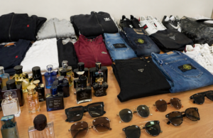 Zaplenjena roba vredna milion dinara. Kod Nišlijke pronađeni falsifikati odeće, parfema i naočara Garderoba, parfemi, naočare