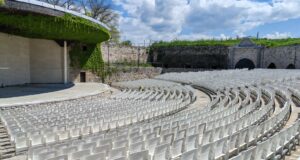 Letnja pozornica u novom ruhu: Obnavljaju se stolice, zidine i bina Letnja pozornica