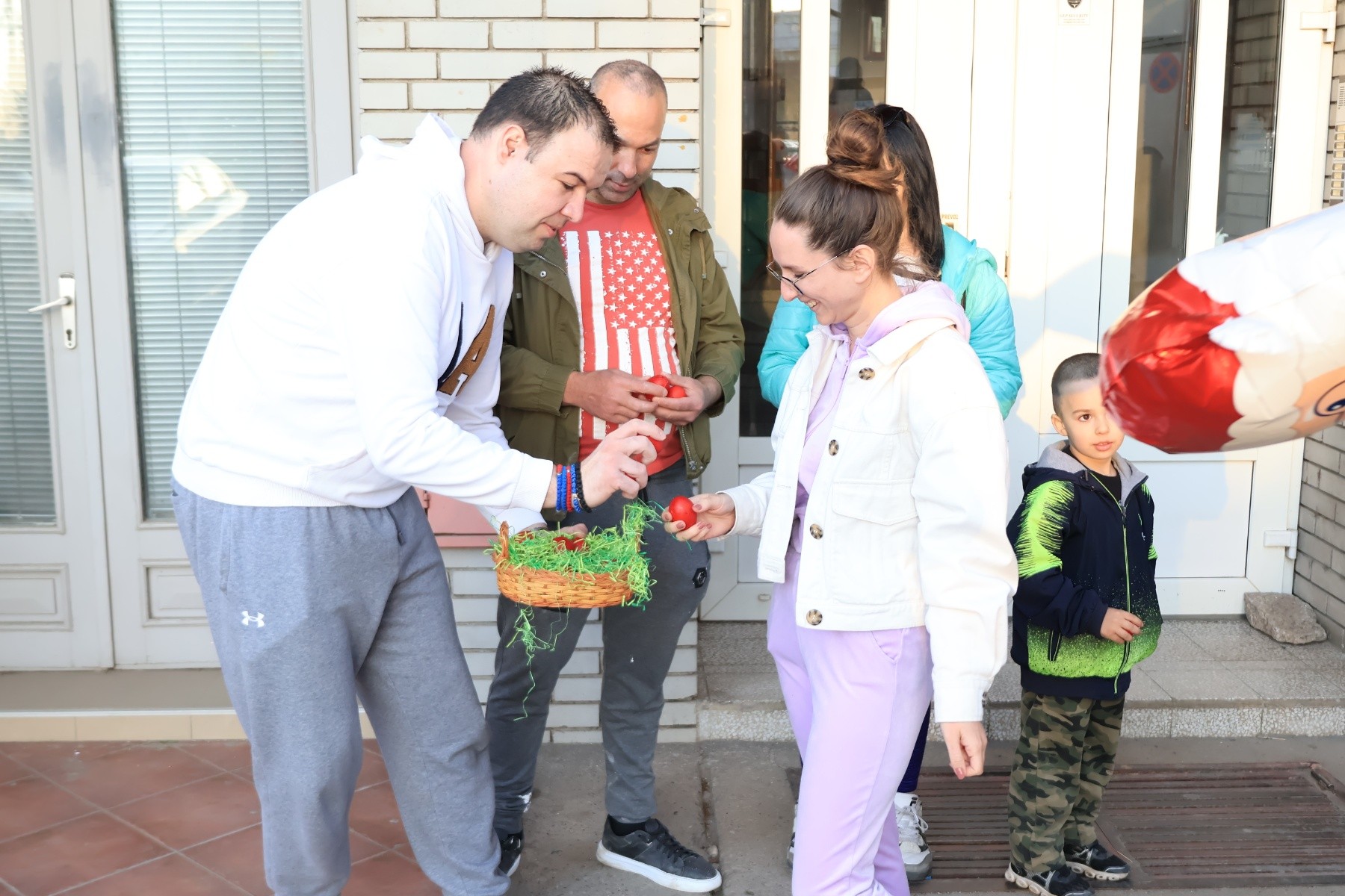 Miloš Stefanović sa najmlađima u tucanju jaja